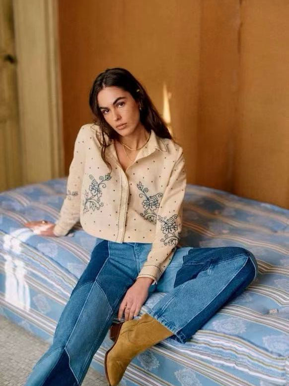 Dame broderet bluse med fine detaljer Stilla