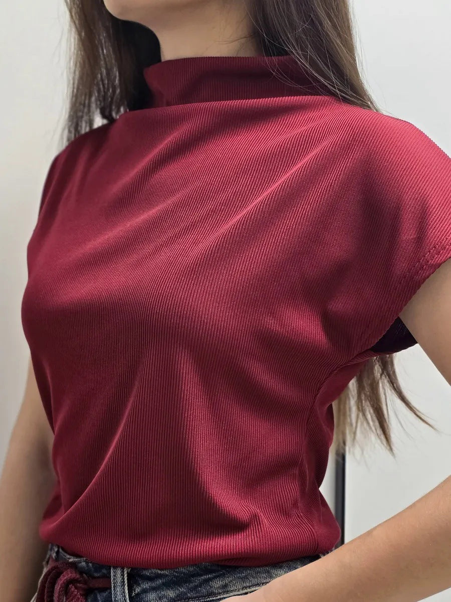 Kvindernes fashionable kortærmet skjorte med høj krave og elegant snit