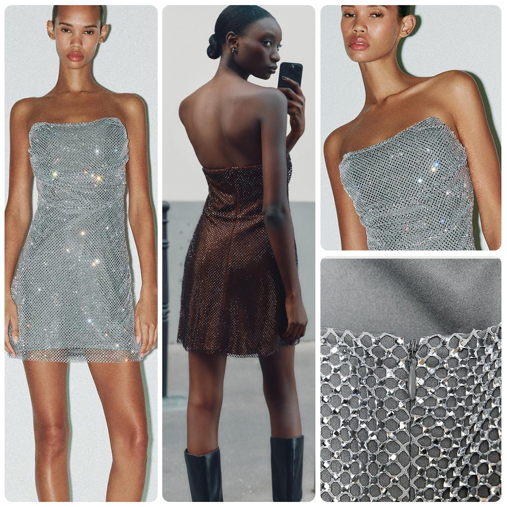 Kvindelig glitrende cocktailkjole med off-shoulder design og glitrende paljetter