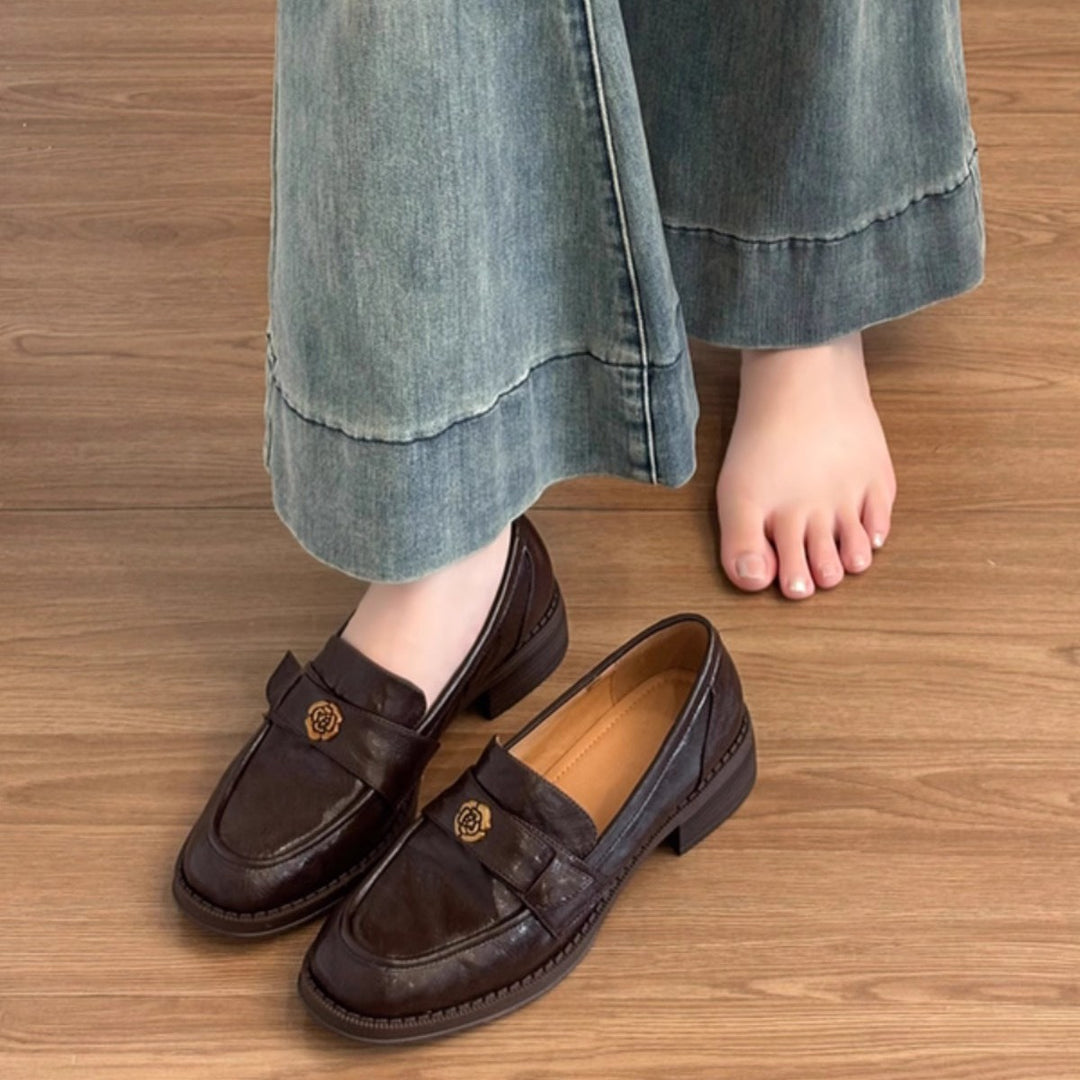 Dame elegante klumpet slippers med dekorativt gyldent accent Stilla