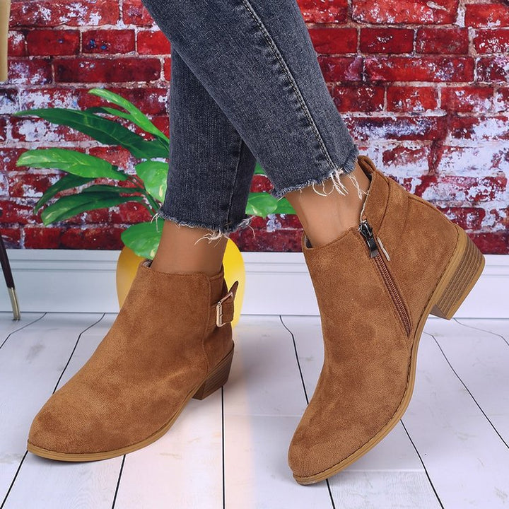 Dame Ankle Boots i blødt ruskind med stilfulde spænder og praktisk lynlås Stilla