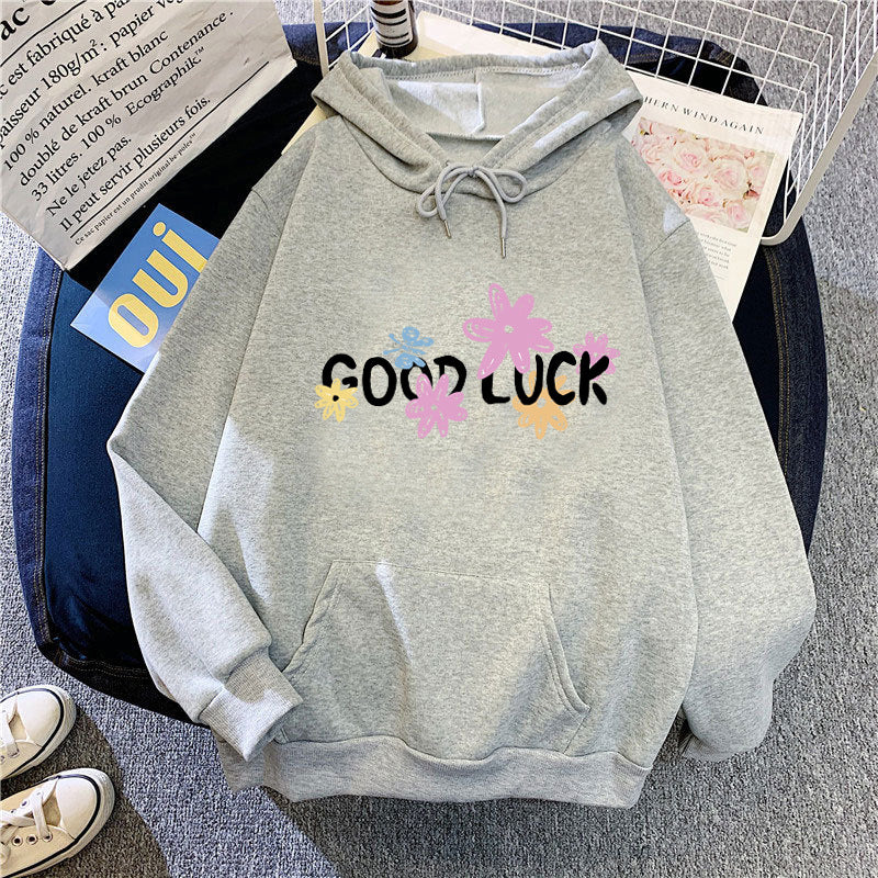 Dame hoodie med munter design og trykte bogstaver Skovae