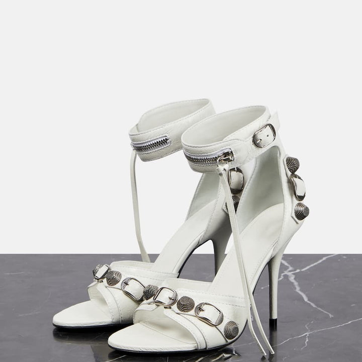 Femme High-Profile Stiletto Sandaler med dekorativ ankelrem og metalliske accenter Stilla