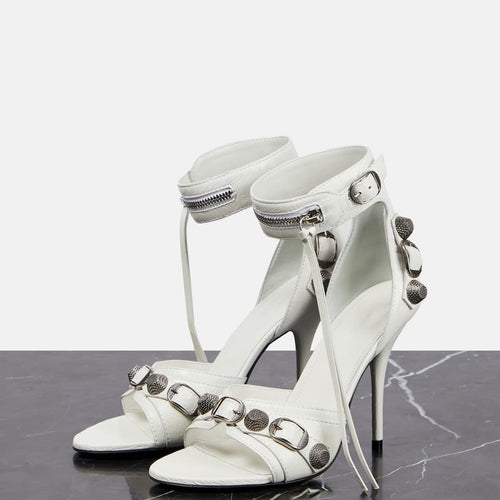 Femme High-Profile Stiletto Sandaler med dekorativ ankelrem og metalliske accenter Stilla