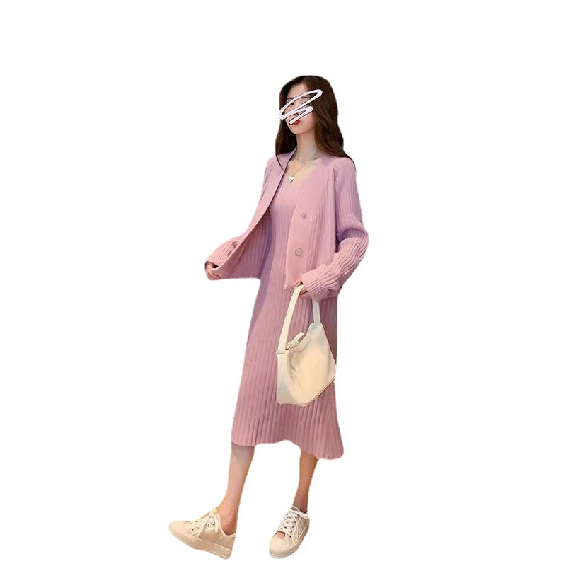Kvindernes strikensemble med elegant V-hals og dekorativ cardigan Stilla