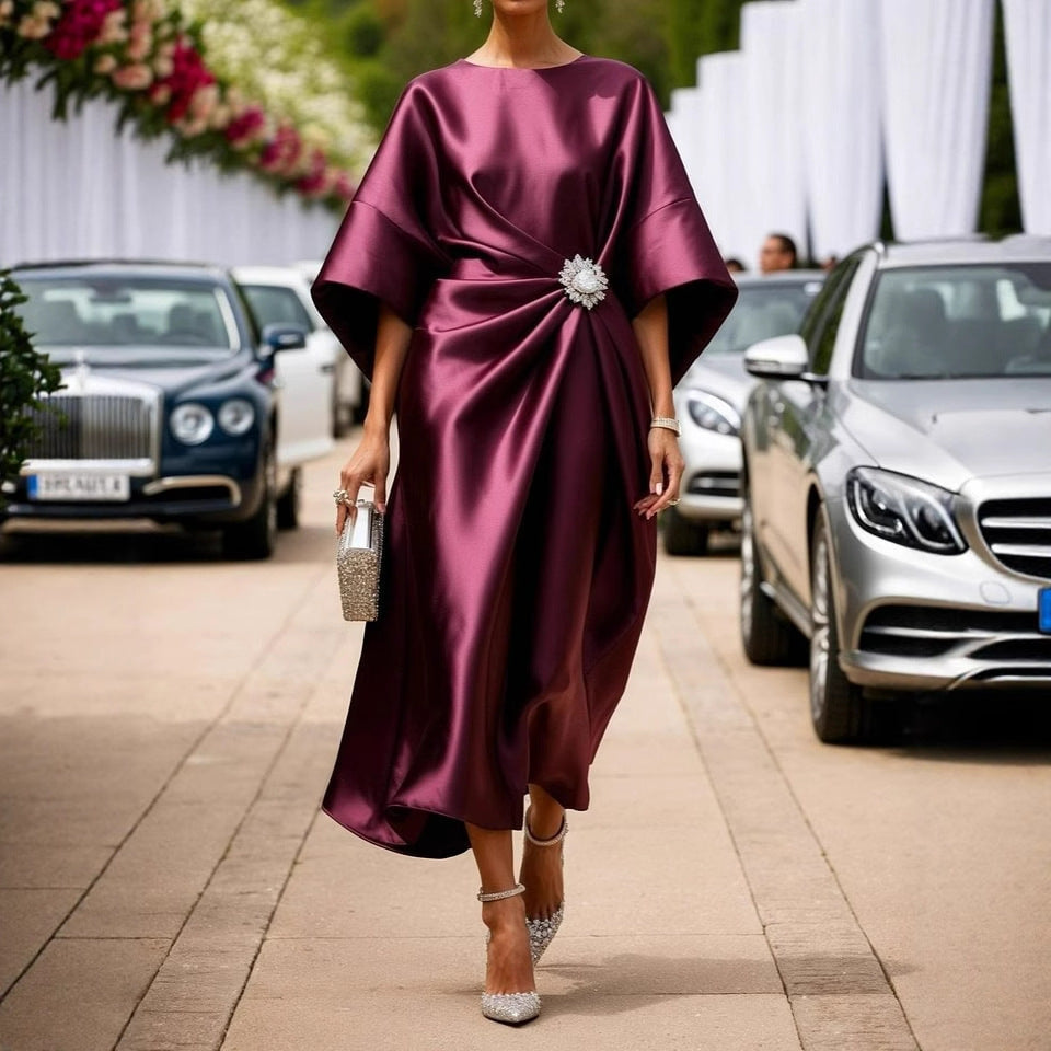 Dame nan elegant satin kaftan midikjole med kimonoærmer, sidelæg og dekorativ broche skovae