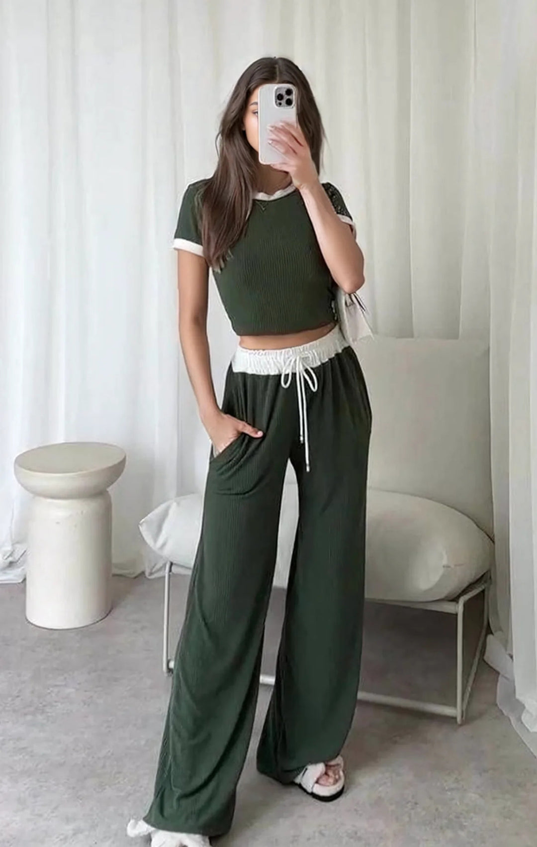 Kvindernes loungewear sæt med cropped top og brede bukser