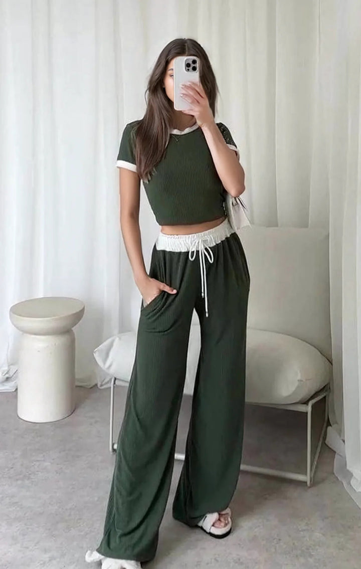 Kvindernes loungewear sæt med cropped top og brede bukser