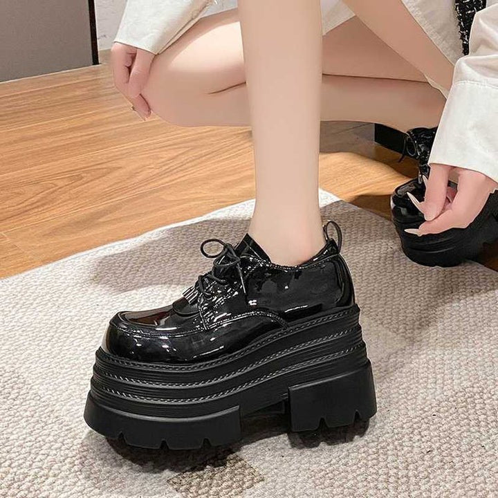 Dame Plateau-Sneakers med glat lakoverflade og stabil gummisål Stilla