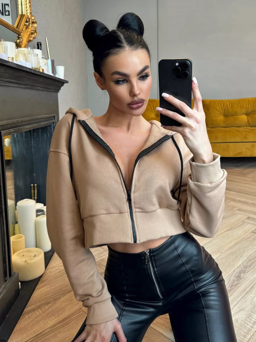 Kvinders cropped hoodie med moderne lynlås og afslappet snit Skovae