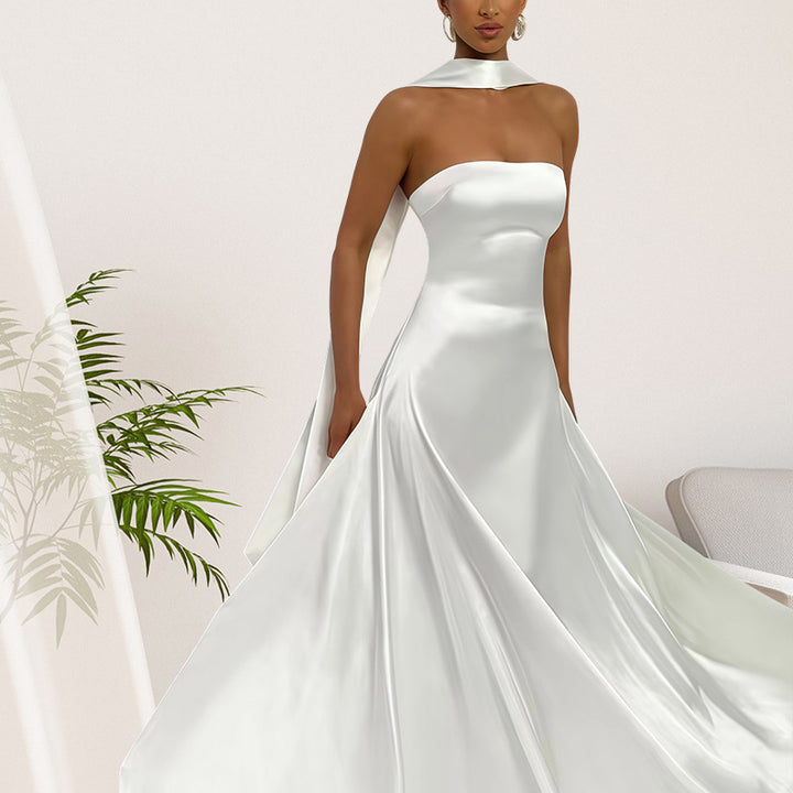 Kvinders bandeau maxi kjole med stilfuld halspryd og flydende satin