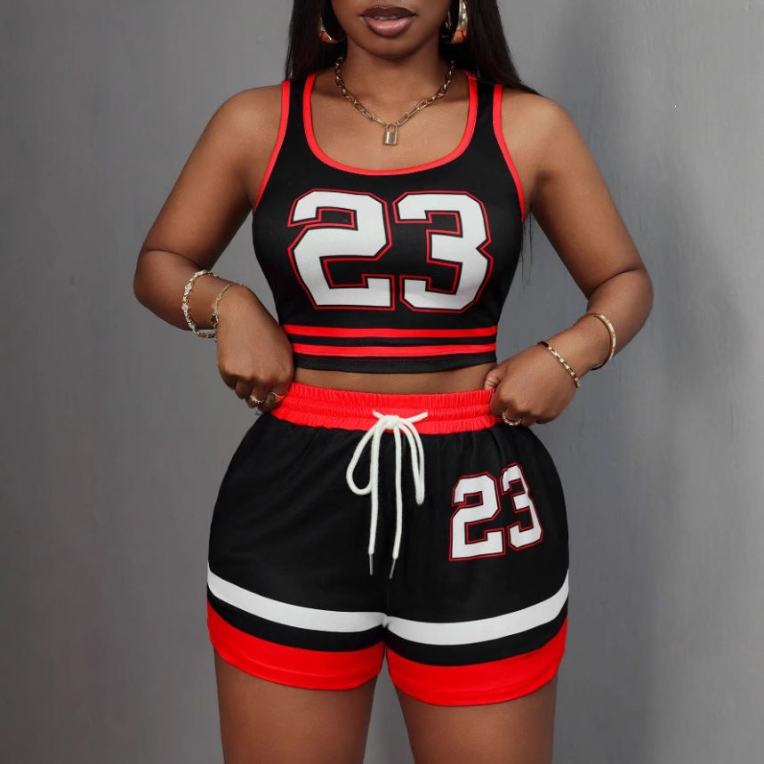 Dame sporty fritidsoutfit med crop top og shorts Skovae