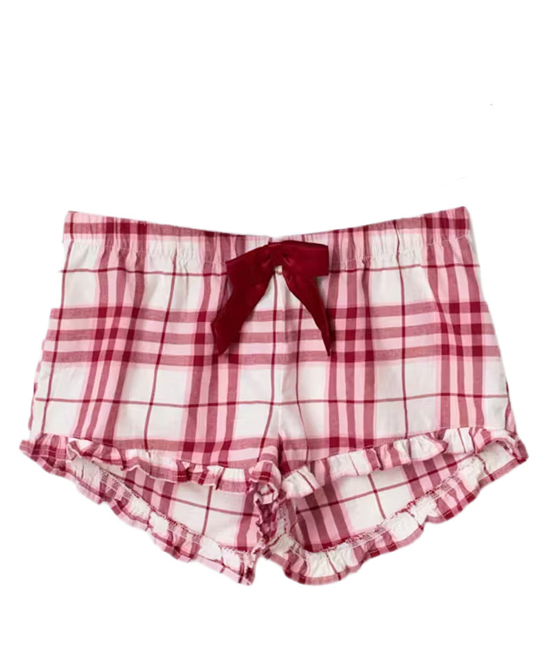 Dame i et afslappet pyjamassæt med rummelig camisole-top, rynket under brystet og bukser med gummibånd Skovae