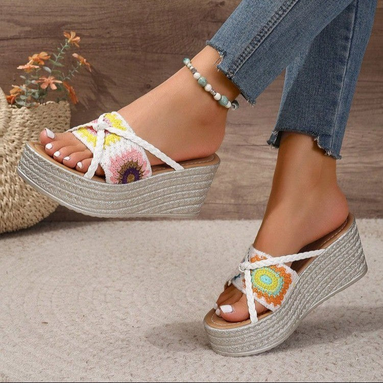 Dame platform-sandaler i moderne etno-design med flettede detaljer Stilla