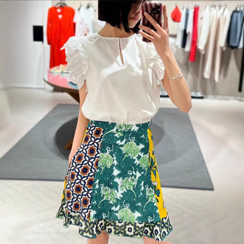 Dame blouse med voluminøse flæsedetaljer og elegant krave Stilla
