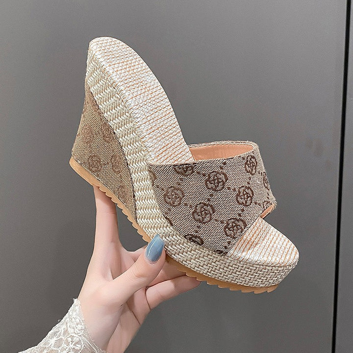 Dame Wedge-Pantoletten med moderne krydsbånd-design og komfortabelt fodseng Stilla