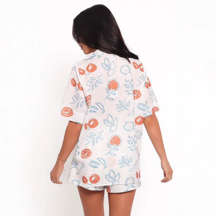 Kvinders afslappet sæt med kort bluse og shorts i frugtagtig design Stilla