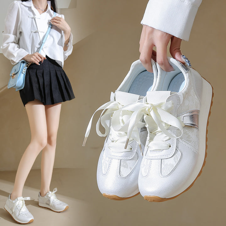 Dame Stilfulde Sneakers med glitrende overmateriale og fashionable satin snørebånd Stilla