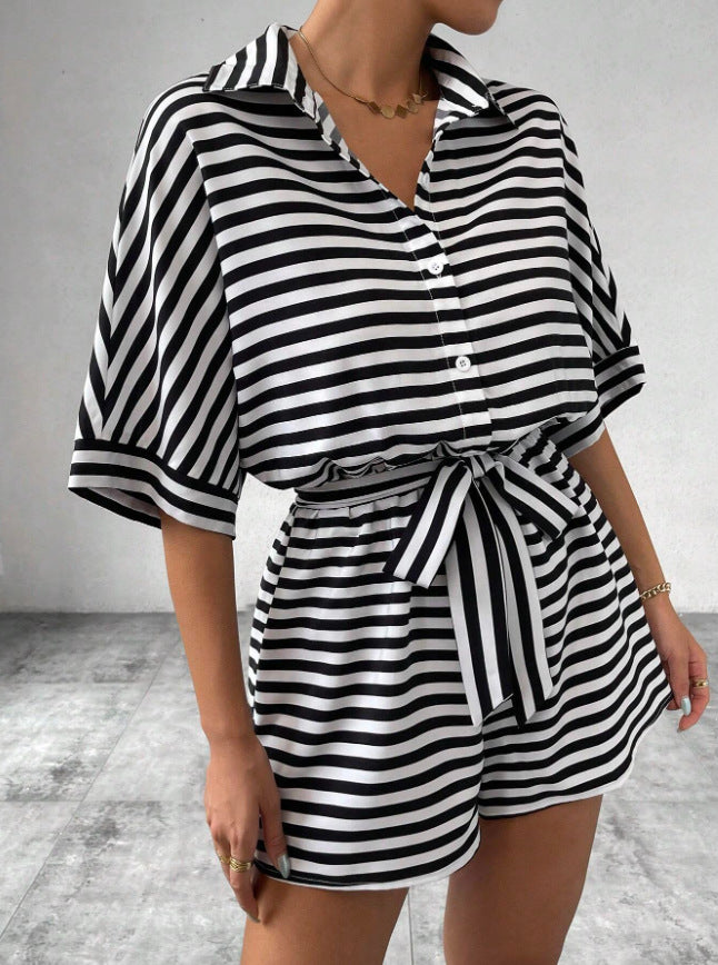 Kvinders korte jumpsuit med stribet design af Stilla