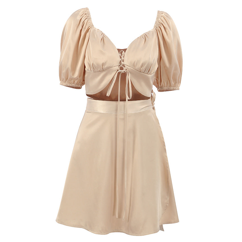 Dame sæt bestående af elegant satin-overdel med snørebåndsdetalje og flydende nederdel Stilla