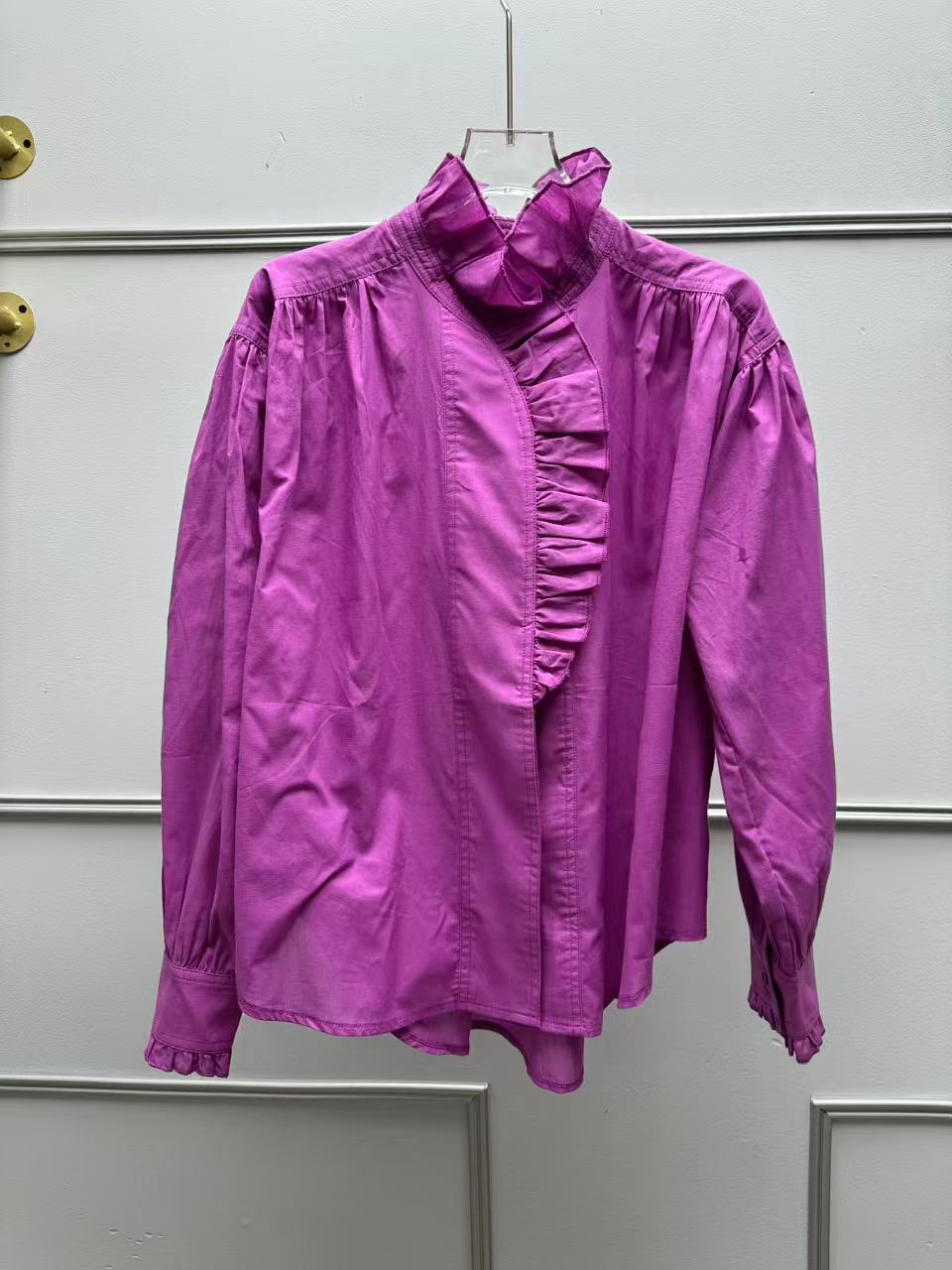 Damebluse med elegante flæsedetaljer og højhalset krave Stilla