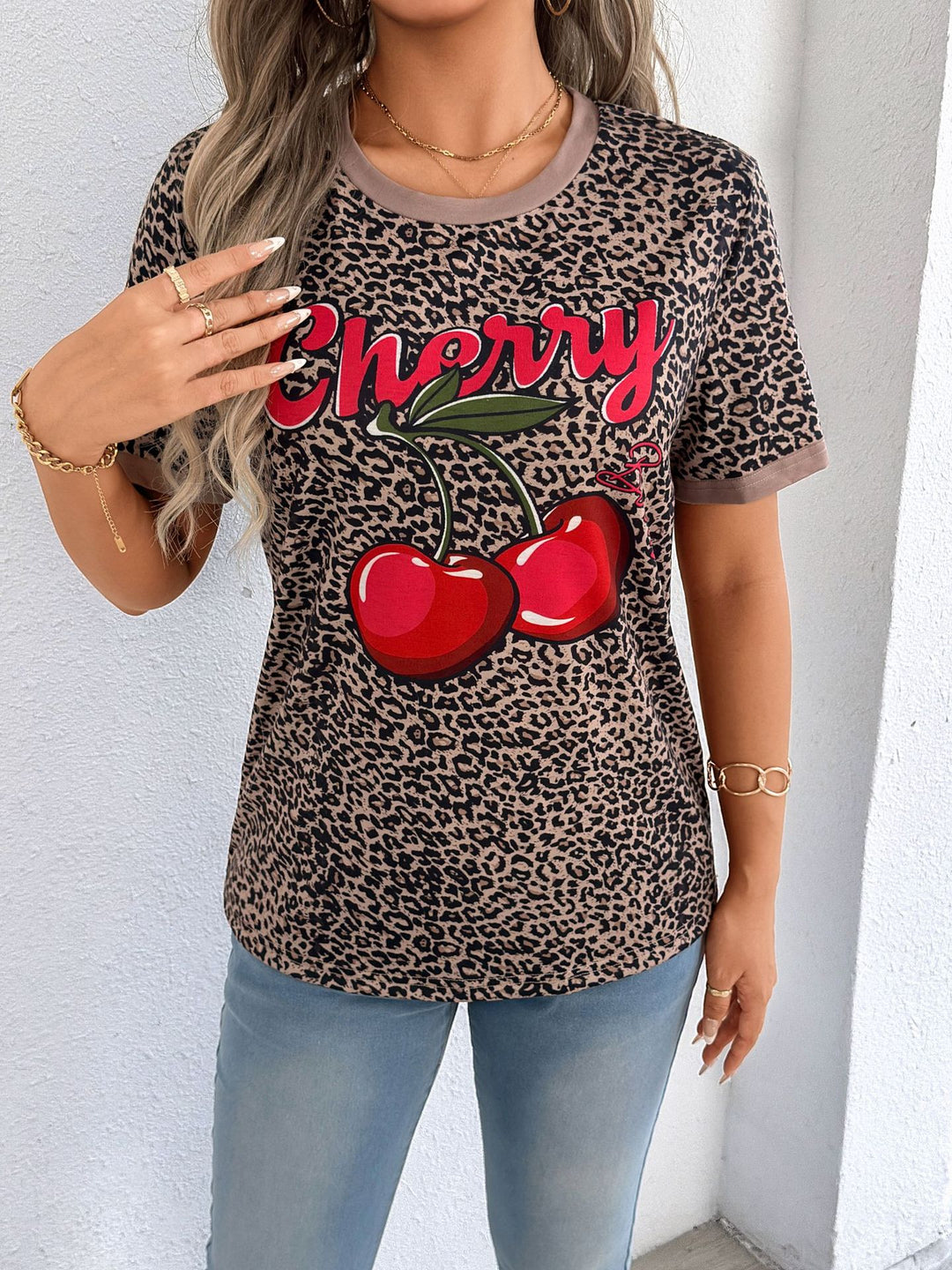 Dame afslappet T-shirt med leopardmønster og frisk kirsebærprint Skovae