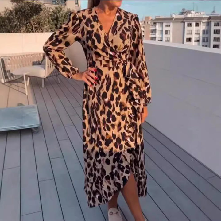 Dame viklemaksikjole med voluminøse ærmer og moderne leopardmønster Stilla