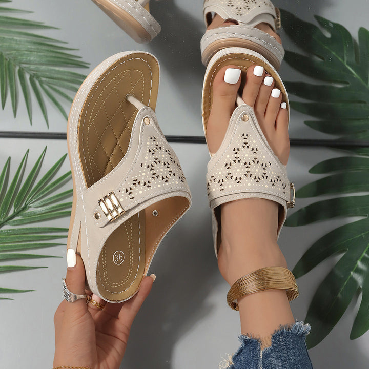 Dame Elegante og luftige tæerne-adskillelse-sandaler med moderne hulmønster og skridsikker sål Stilla
