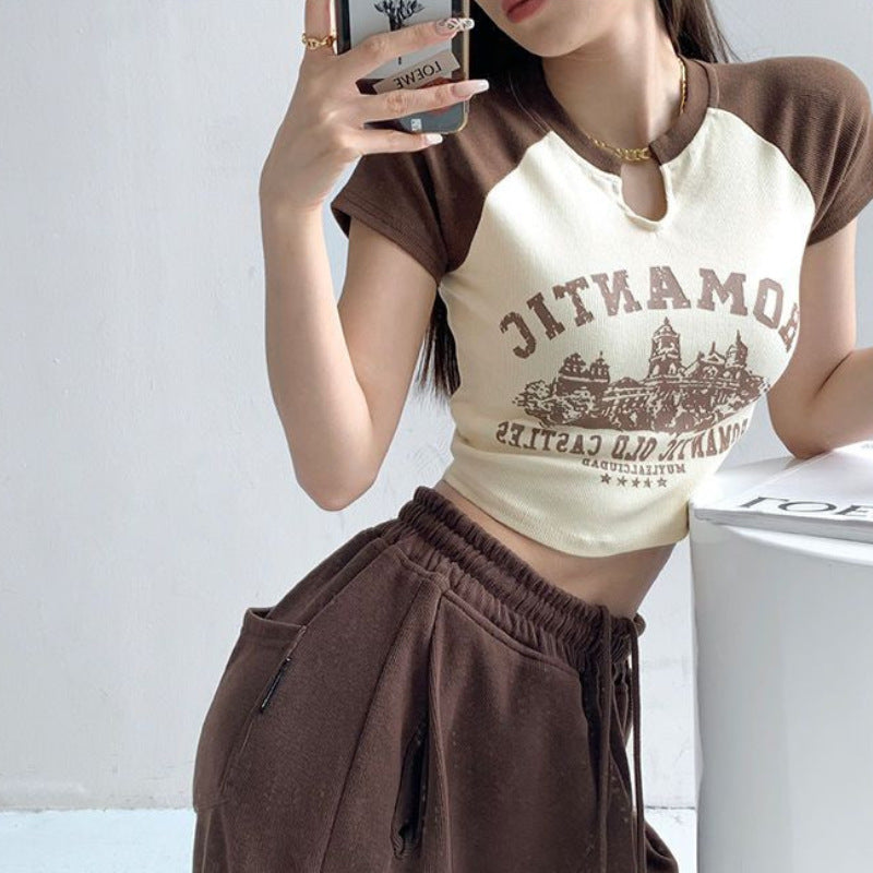 Dame cropped T-shirt med unik udskæring og festligt grafisk design Skovae