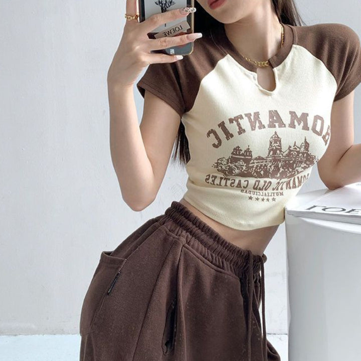 Dame cropped T-shirt med unik udskæring og festligt grafisk design Skovae