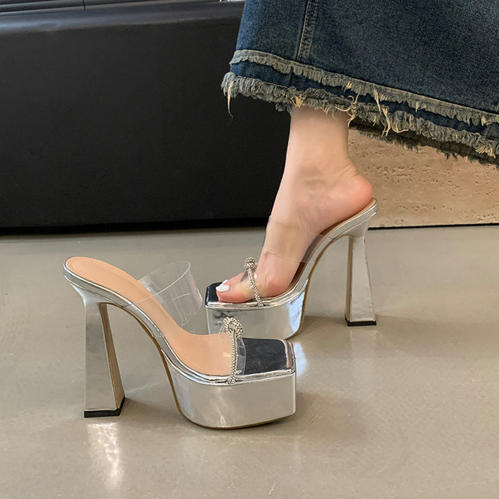 Dame Plateau-Mules med gennemsigtigt overmateriale og dekorative rhinestone-detaljer Stilla