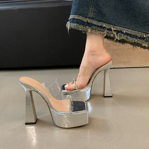 Dame Plateau-Mules med gennemsigtigt overmateriale og dekorative rhinestone-detaljer Stilla