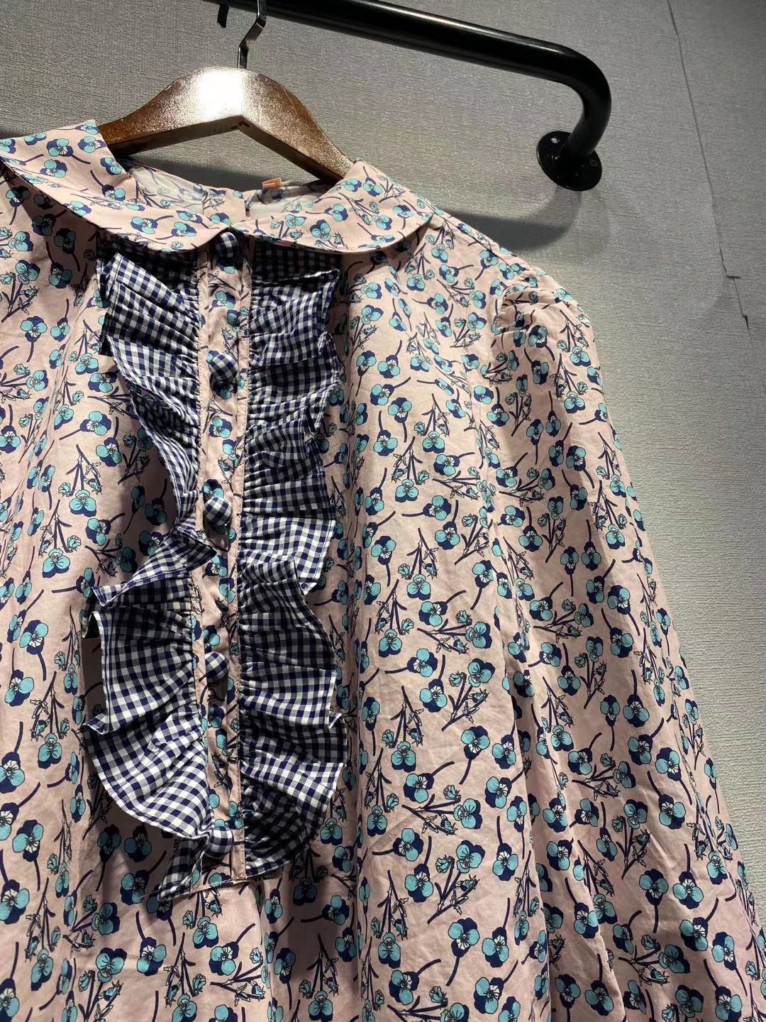 Damebluse med floralt design og elegant krave Stilla