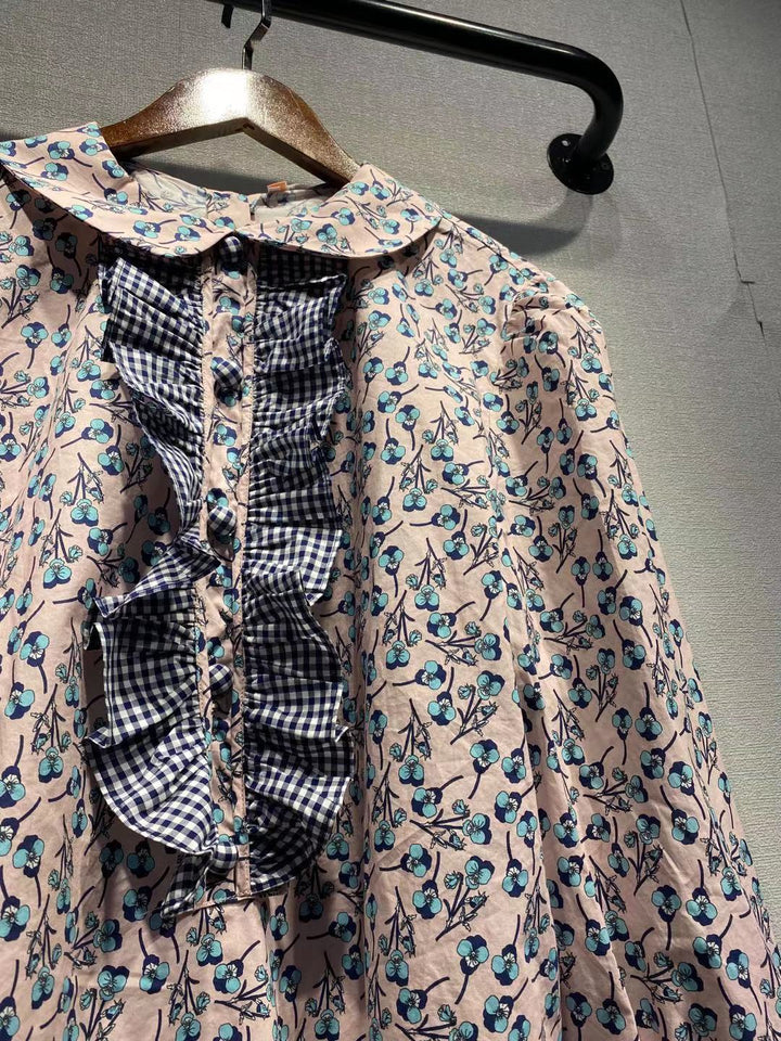 Damebluse med floralt design og elegant krave Stilla