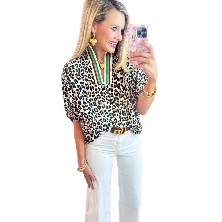 Dame moderigtigt T-shirt med leopardmønster og sporty krave Stilla