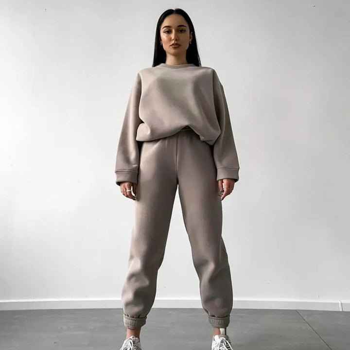 Kvinder casual sweatshirt og jogger sæt lavet af blødt materiale med elastisk talje og høj bærekomfort Skovae