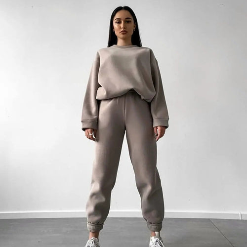 Kvinder casual sweatshirt og jogger sæt lavet af blødt materiale med elastisk talje og høj bærekomfort Skovae
