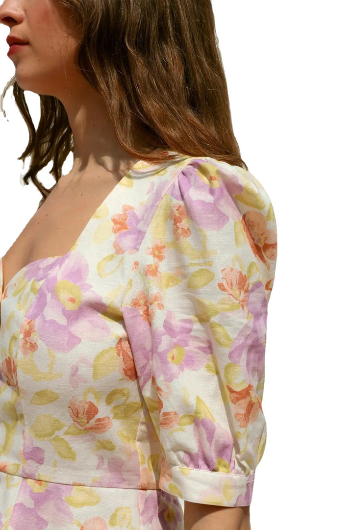 Dame figursyet bluse med voluminøse pufærmer og blomstret design Stilla
