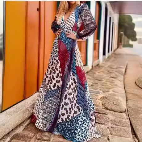 Dame maxikjole i patchwork-design med dyb V-hals og puffærmer Stilla
