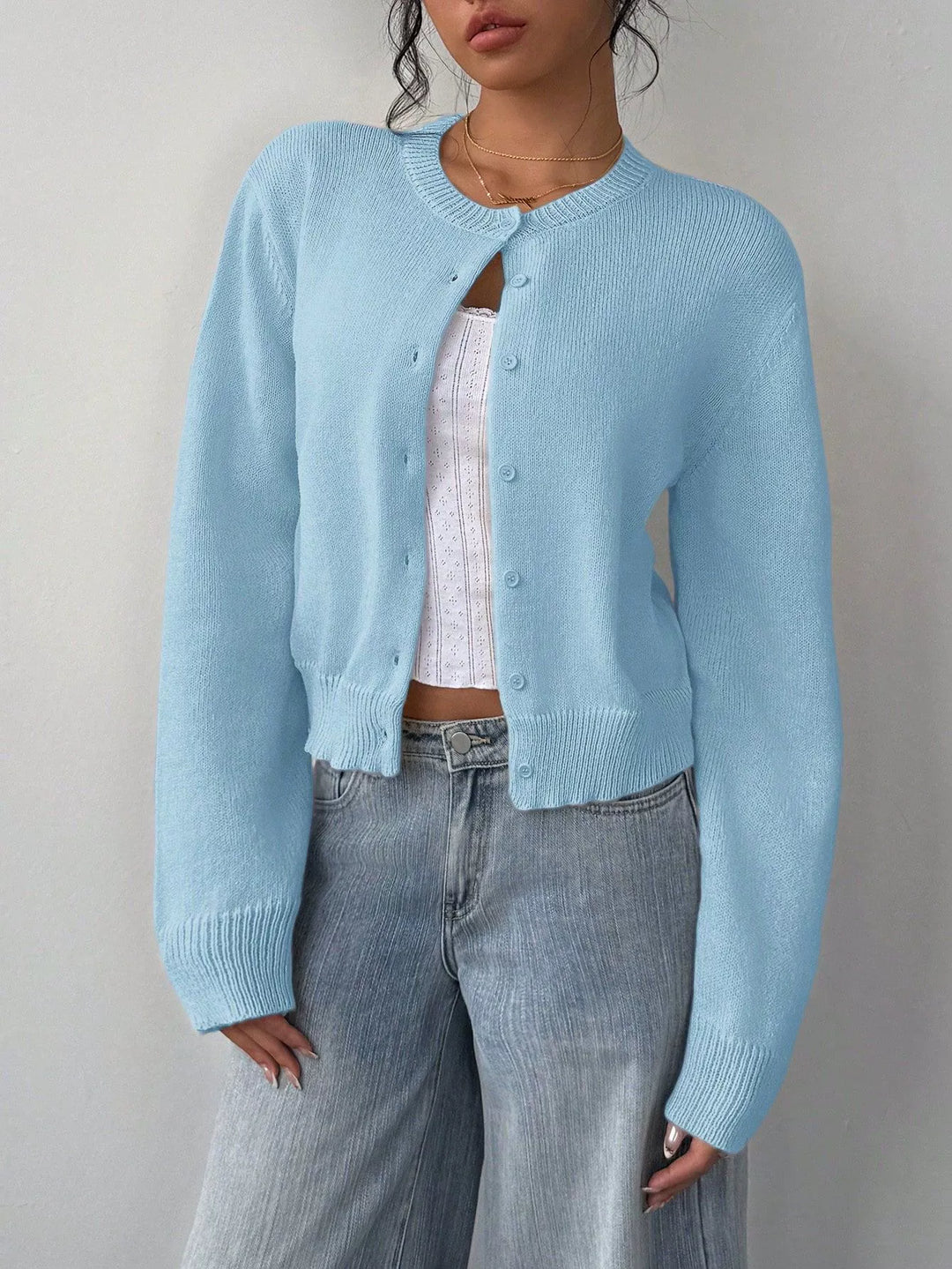 Stilla | Strikjakke Pullover Blød Strikstof Cropped Fit Knap Front Ribkant