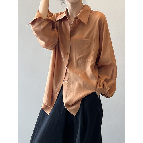 Dame elegant og luftig bluse med praktiske brystlommer og subtile ruffle detaljer Stilla