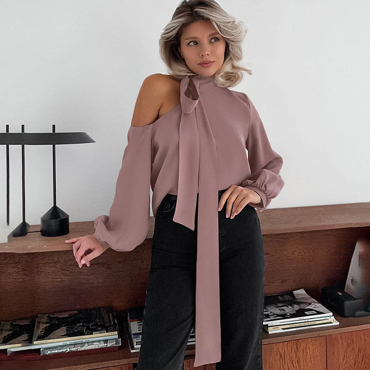 Damebluse med asymmetrisk snit og dekorativt slipsaccent Stilla