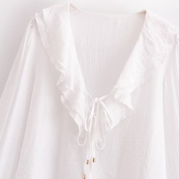 Damebluse med volangkrave og rynker Stilla