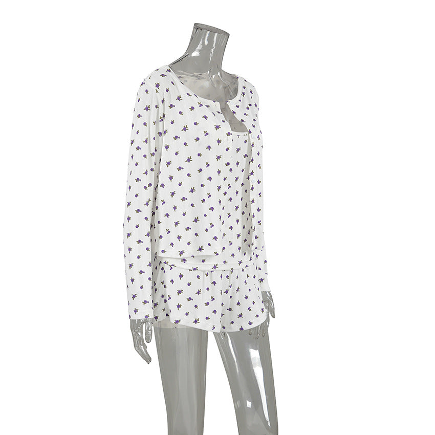 Dame fritids-pyjamasæt med blomsterprint og fine flæse detaljer Stilla