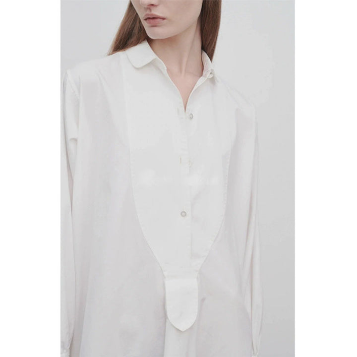 Dame langærmet skjorte med elegant knaplås og asymmetrisk kant Stilla