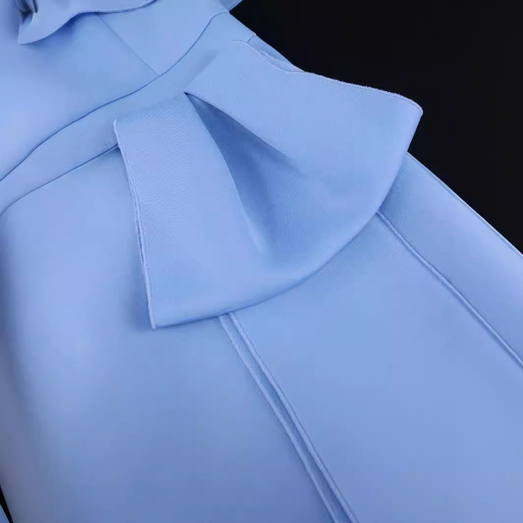 Dame tætsiddende kjole med off-shoulder design og draperet detalje Skovae