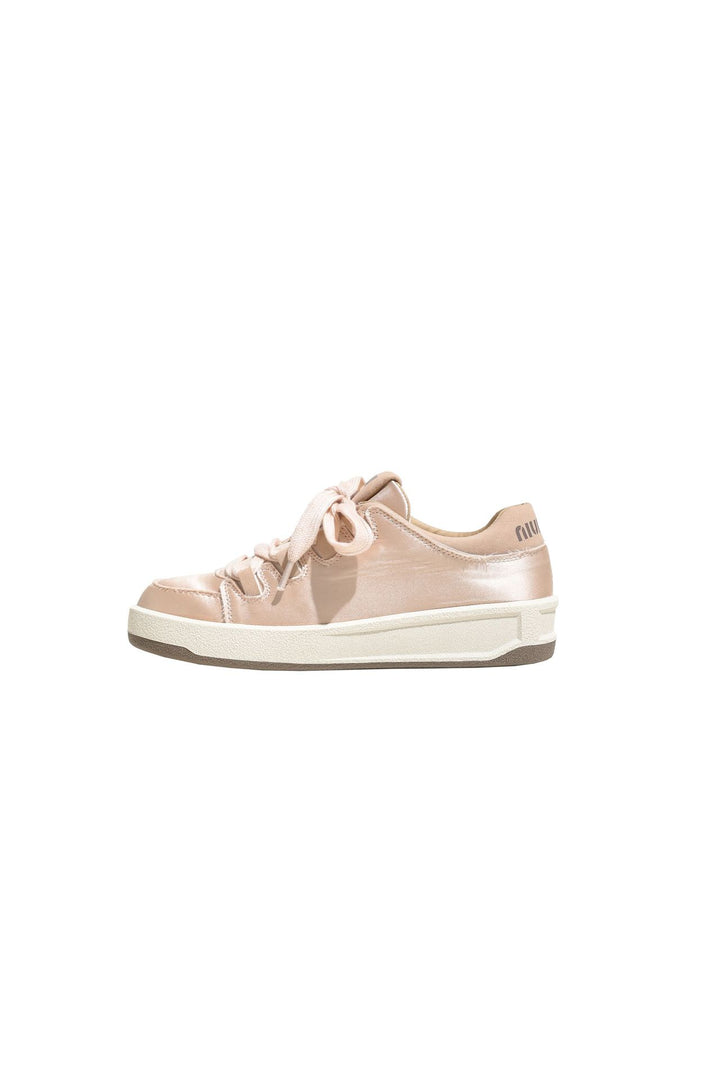 Dame Sneakers med skinnende satin-overdel og innovativt snøresystem Stilla