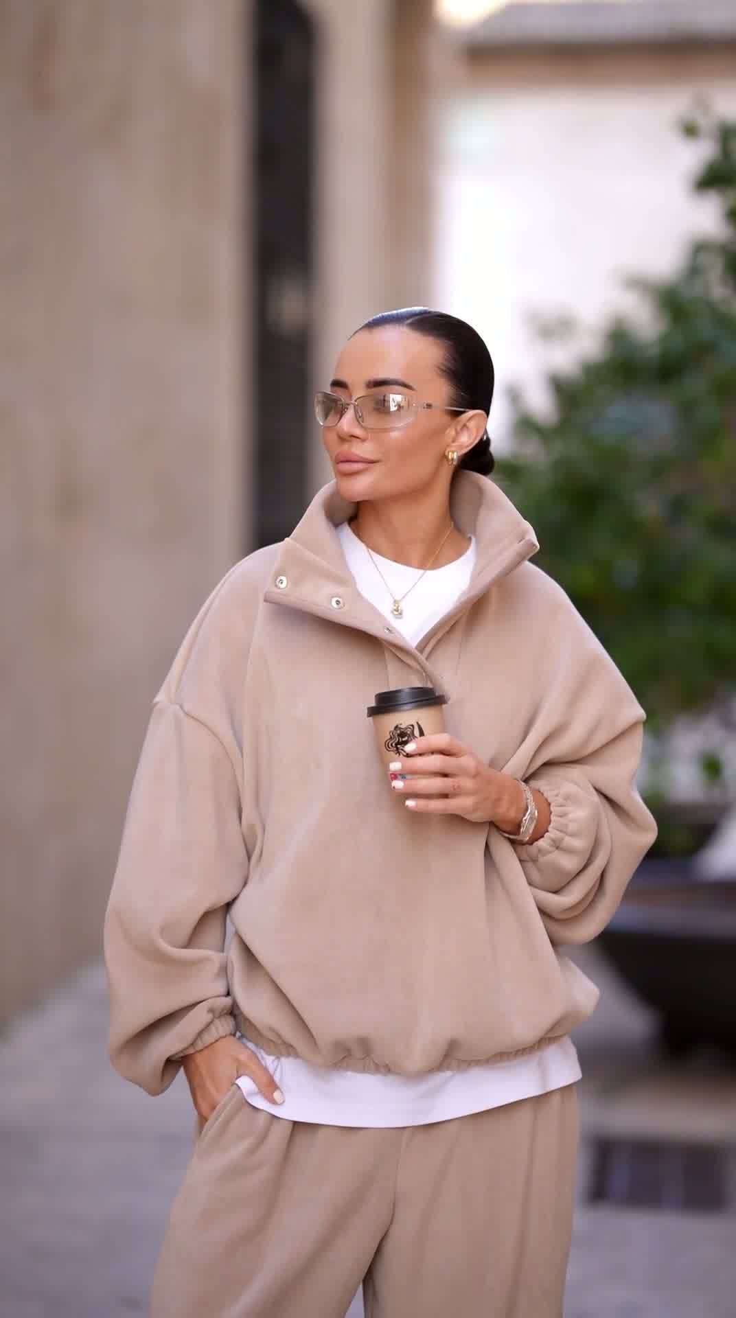 Kvinders hyggelige oversized fleecepullover med høj krave og elegant snøre-applikation Skovae