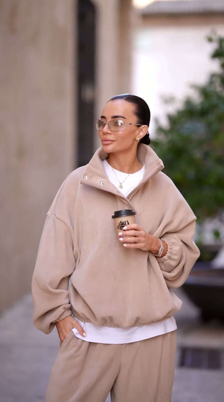 Kvinders hyggelige oversized fleecepullover med høj krave og elegant snøre-applikation Skovae