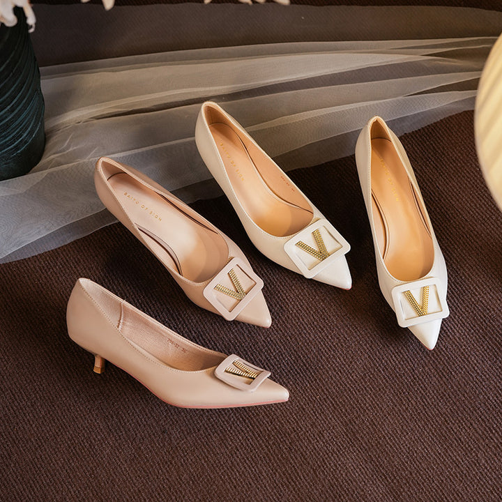 Dame elegante spids Kitten Heel Pumps med dekorativ spænde lukning Stilla
